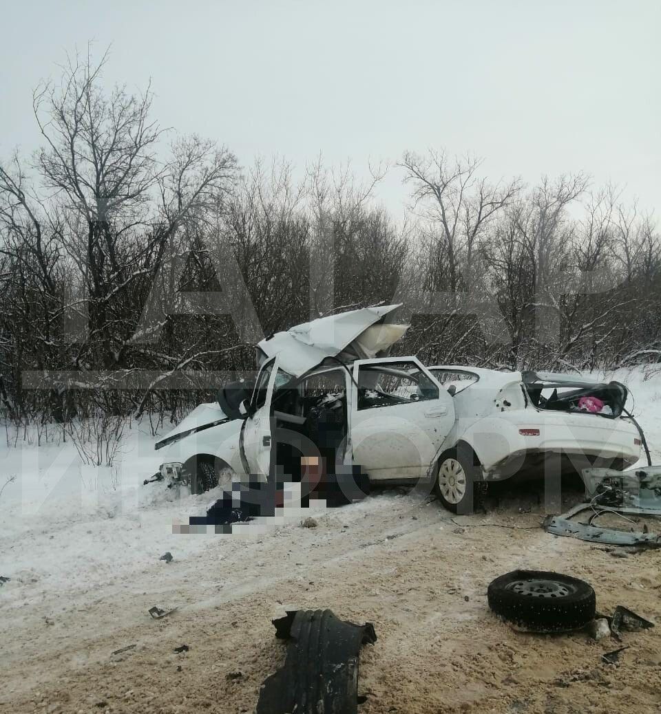 В Татарстане автомобиль столкнулся с фурой, водитель и пассажир легковушки погибли