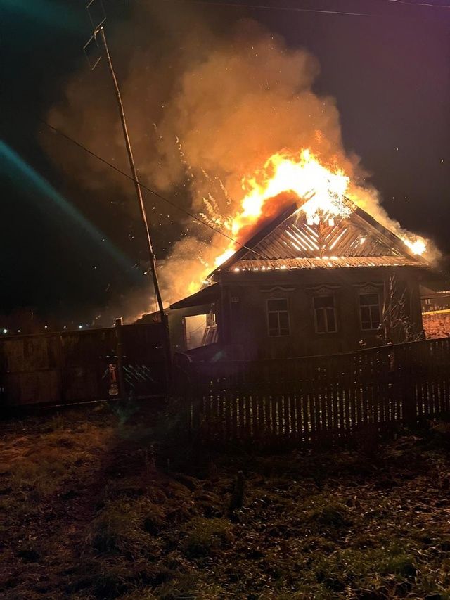 В Альметьевском районе огонь повредил крышу дома