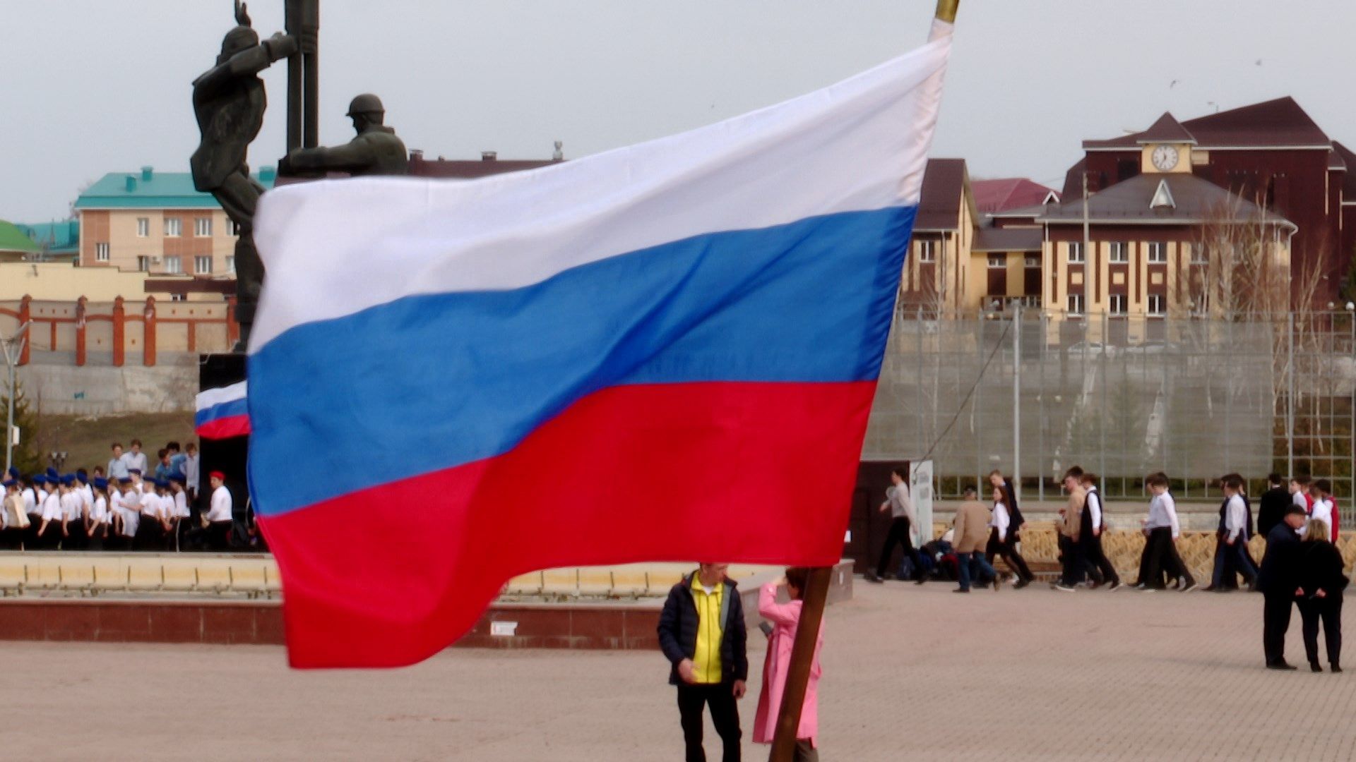 В Татарстане раздали ленточки триколора в честь дня Конституции