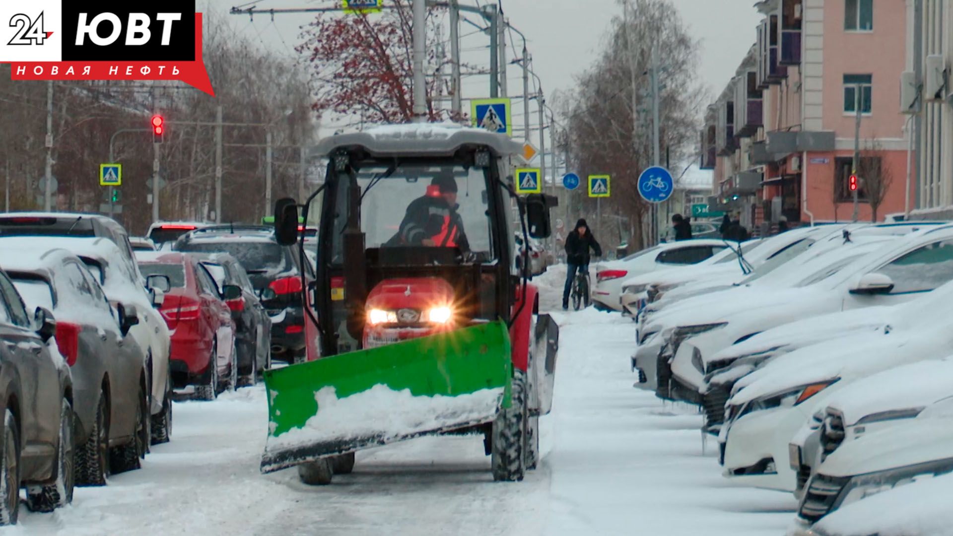 Уборка снега в альметьевских дворах продолжается