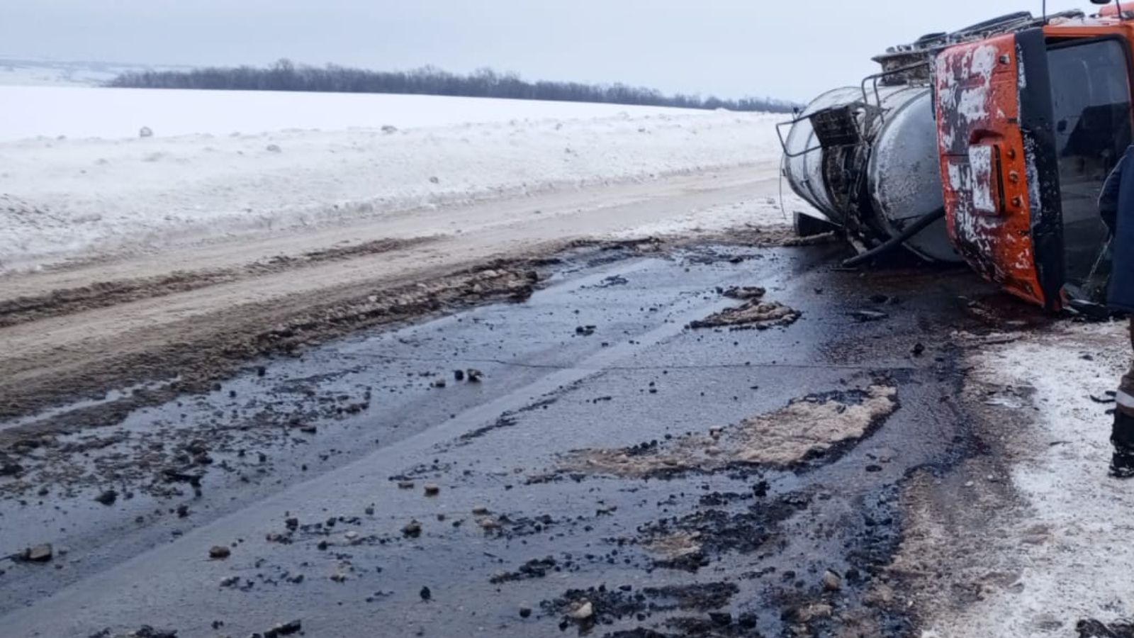 На автодороге Альметьевск-Заинск в результате опрокидывания КаМАЗа произошел разлив нефтепродуктов