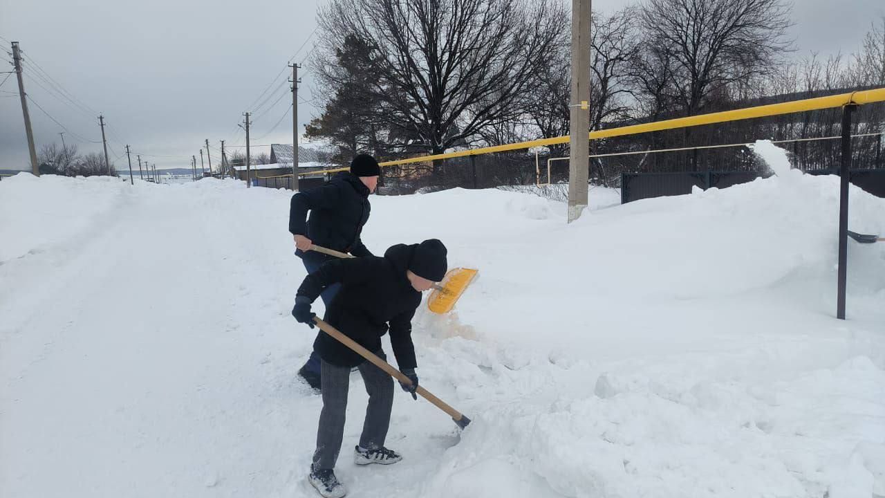 Волонтеры помогают в чистке снега жителям Альметьевского района