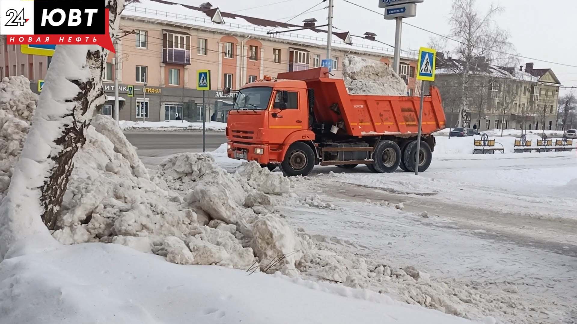 Для оперативной уборки снега коммунальщикам Альметьевска приходится перекрывать улицы