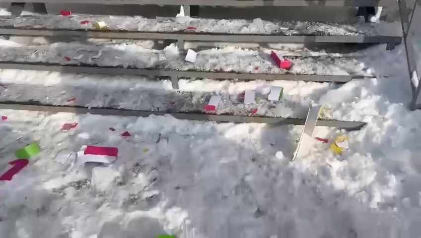 В Альметьевске упавший с крыши лед разбил вывеску магазина