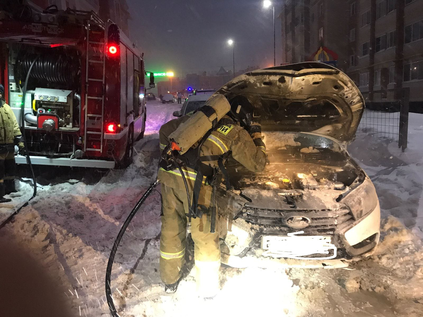 Пожарные потушили загоревшийся автомобиль в Альметьевске
