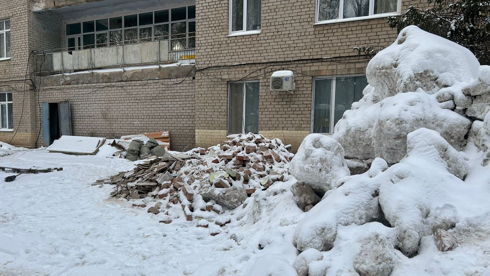В Альметьевске обнаружили свалку на территории районной больницы