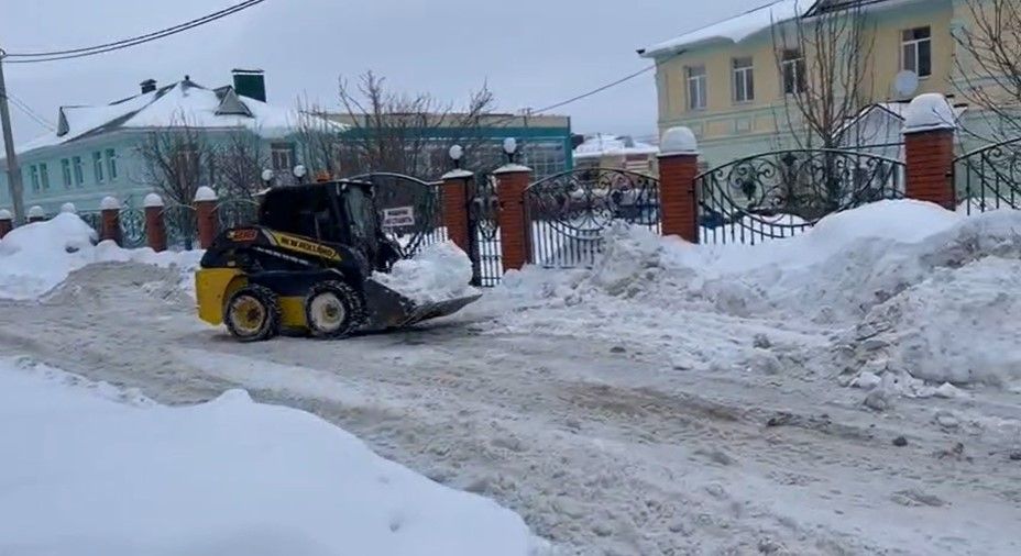 В альметьевском микрорайоне жители за свой счет вызвали технику, чтобы расчистить дорогу к школе