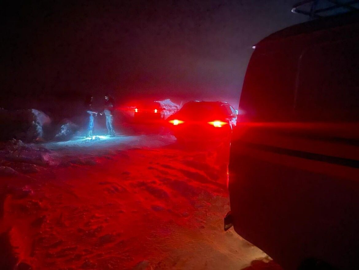 В Альметьевском районе спасатели вызволили из снега машину с беременной женщиной