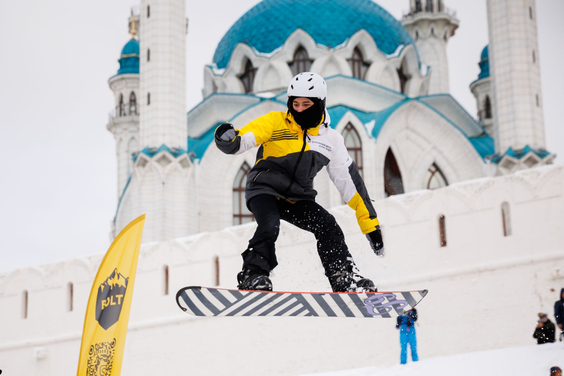 Трюки на сноубордах – у стен Казанского кремля
