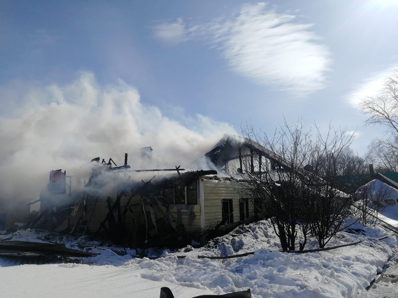 Двухэтажный дом пострадал от огня в Альметьевском районе