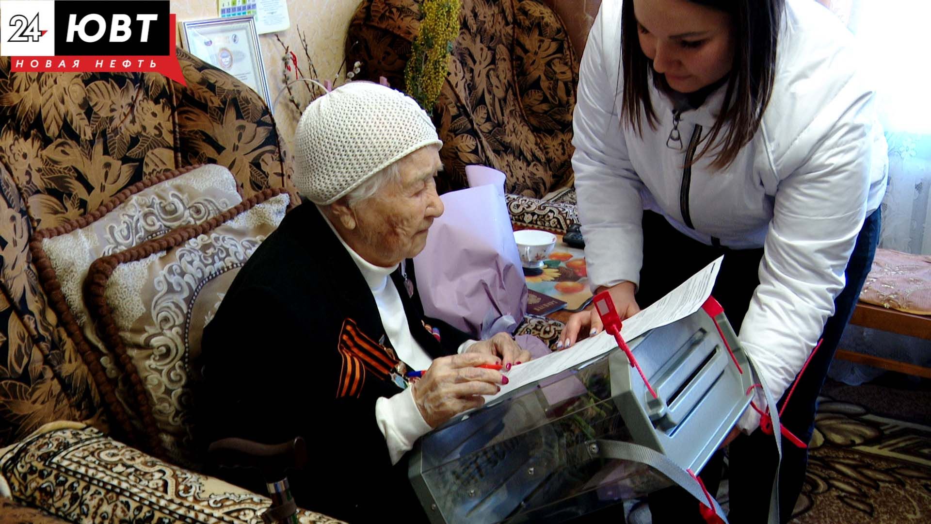 103-летняя ветеран войны Людмила Березова проголосовала на дому в Альметьевске