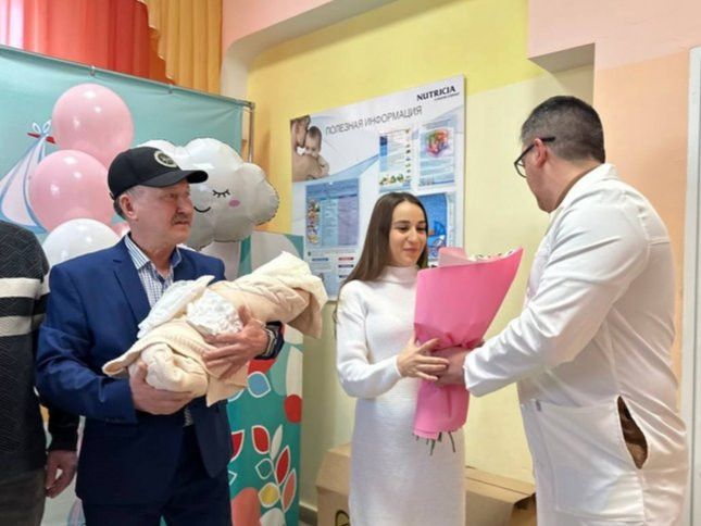 Супругу участника СВО в Альметьевске поздравили с рождением дочери
