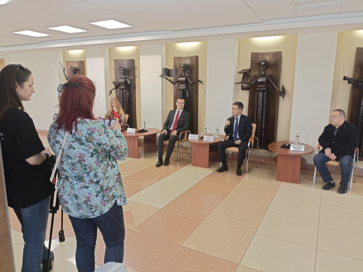 В ДК «Нефтьче» проходит пресс-конференция  Донецкого академического симфонического оркестра