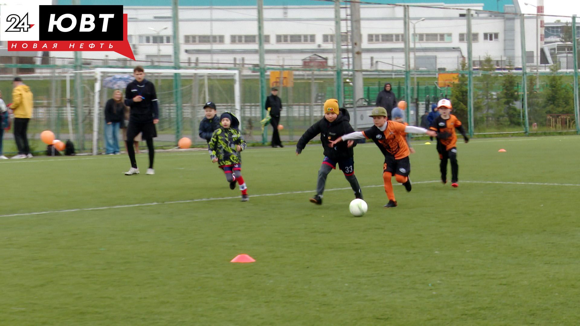 Пас в будущее: на стадионе «Алнас» прошел двухдневный турнир по футболу для детей