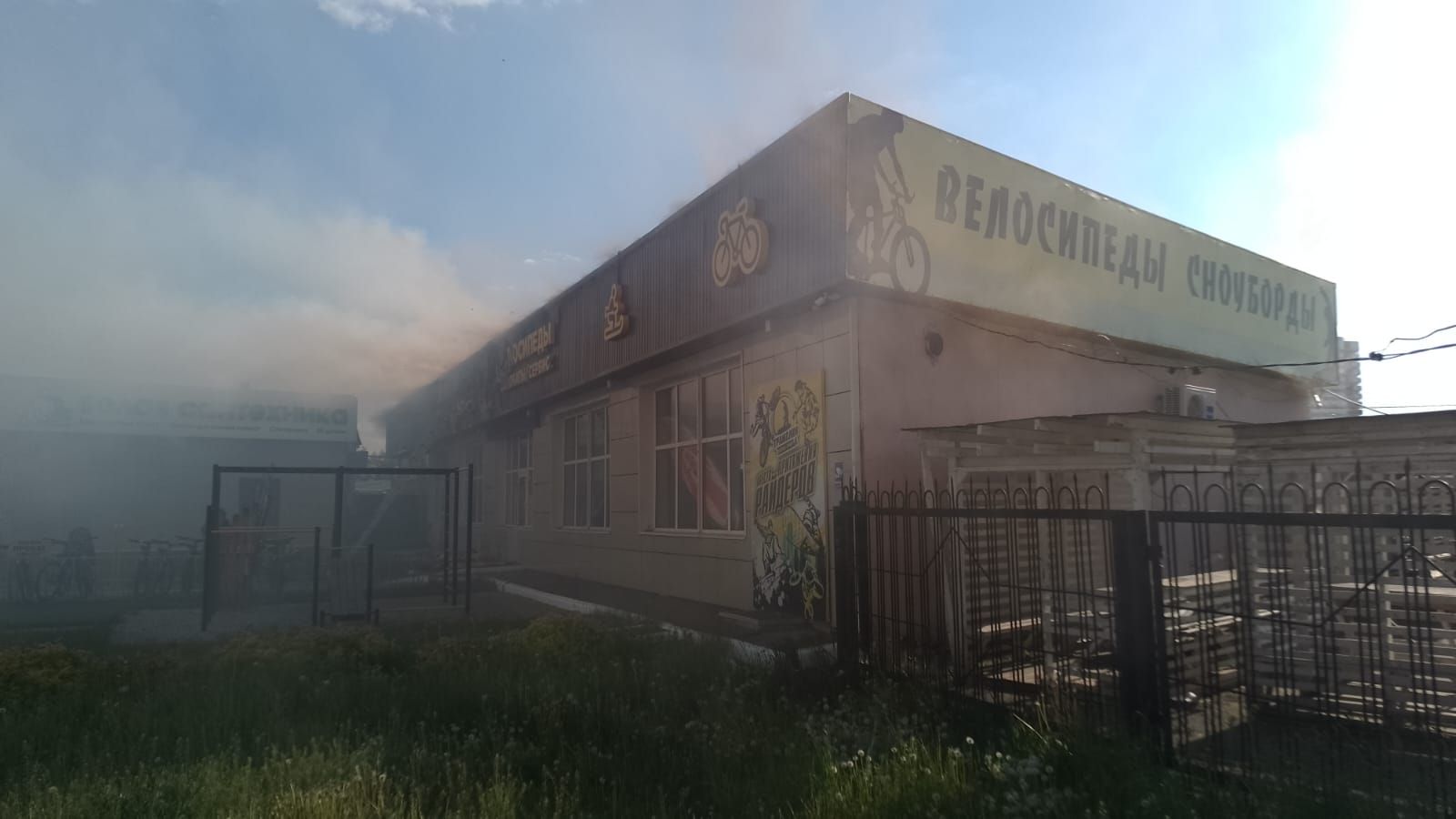 В Альметьевске загорелся магазин