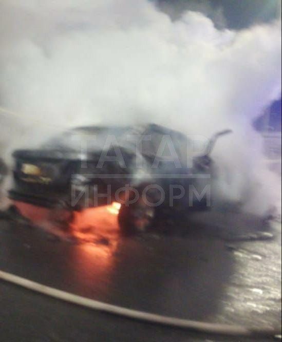 На трассе под Казанью в результате аварии загорелась легковушка