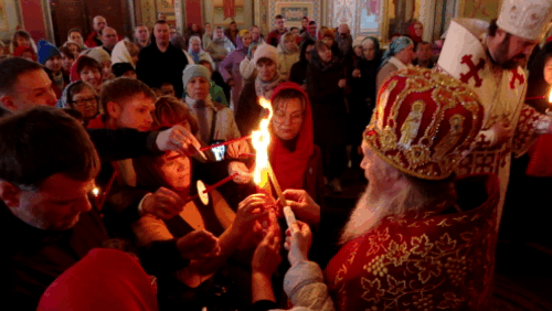Благодатный огонь: альметьевцы зажгли сотни свечей и лампад