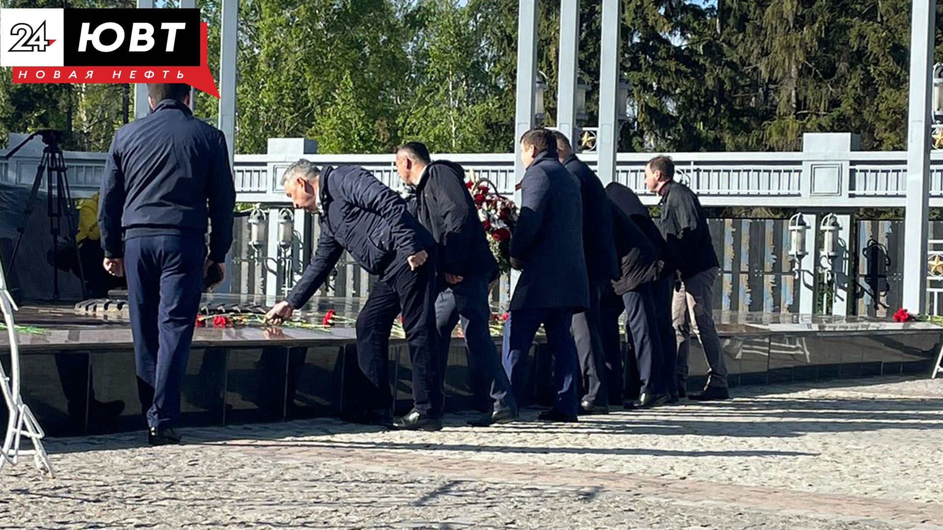 Празднование Дня Победы в Альметьевске началось с возложения цветов к Вечному огню