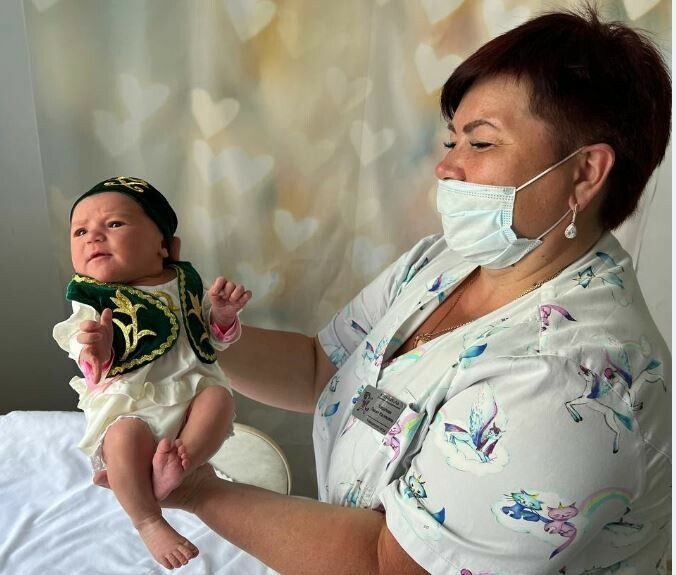 На выписке из альметьевского роддома младенцев одели в национальную одежду