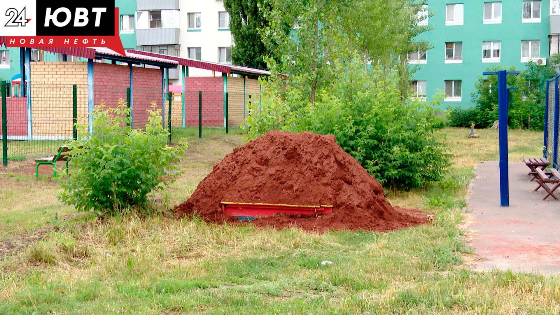Мечтают строить замки: в Альметьевске жители пожаловались на пустые песочницы