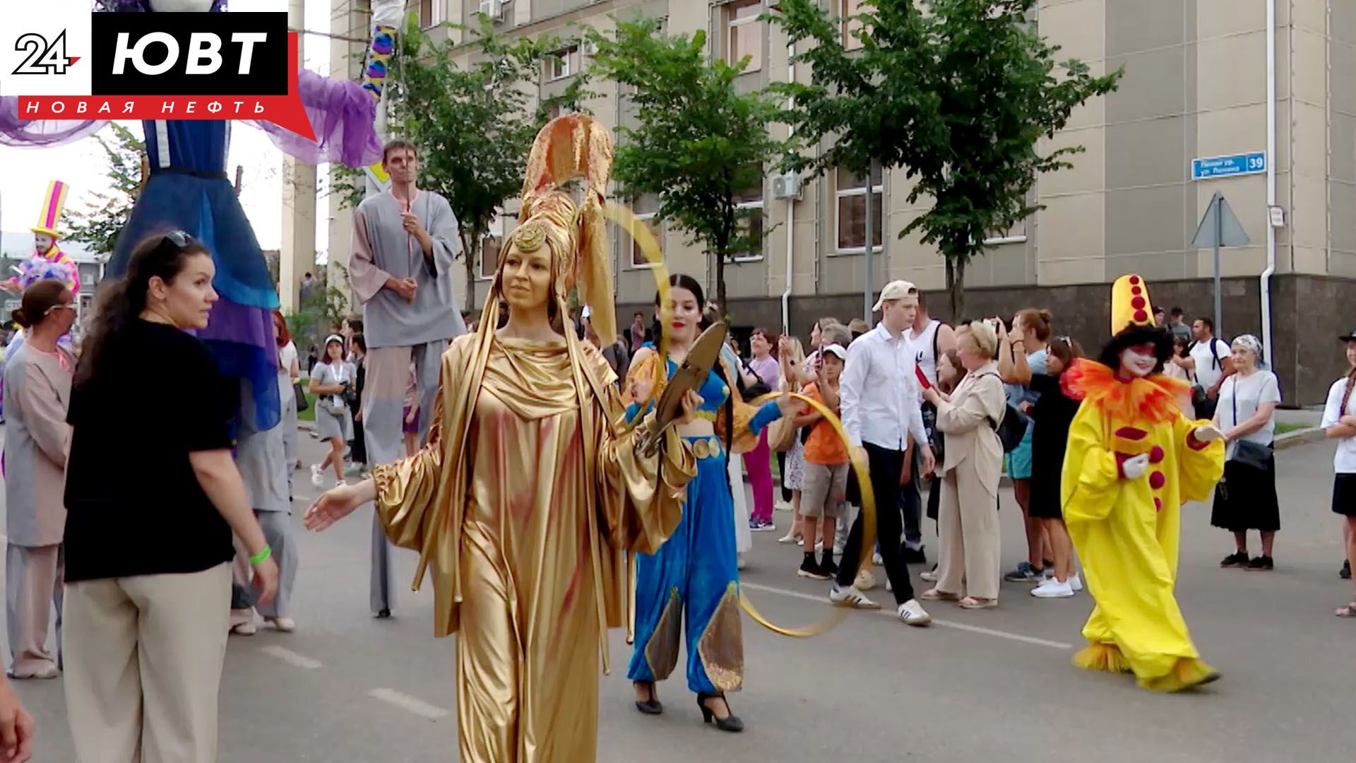 Десятки актёров приняли участие в карнавальном шествии по Альметьевску