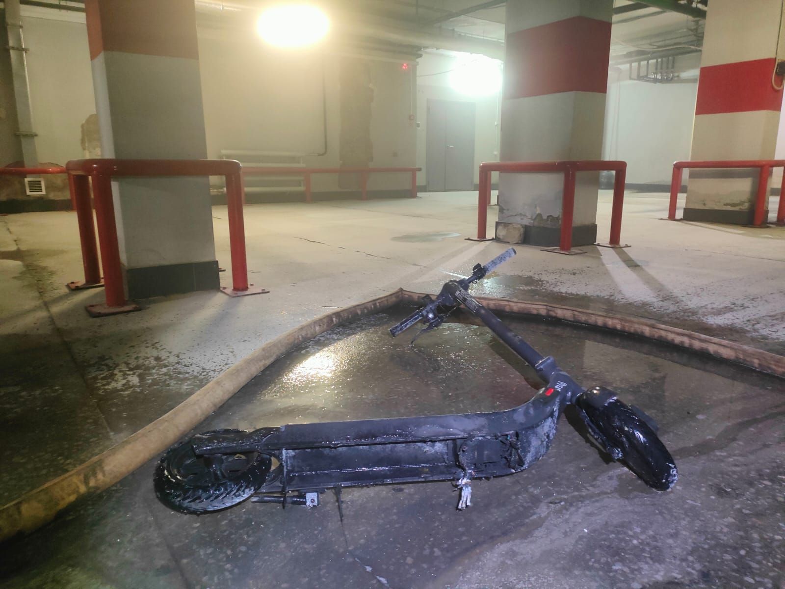 Электросамокат сгорел на парковке одного из фитнес-центров в Альметьевске