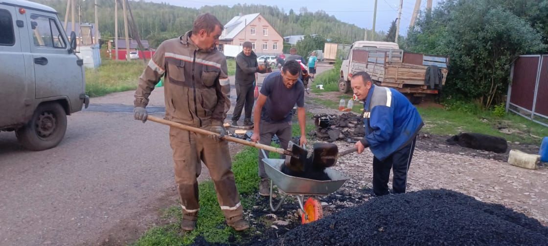 В Альметьевском районе жители сами отремонтировали дорогу