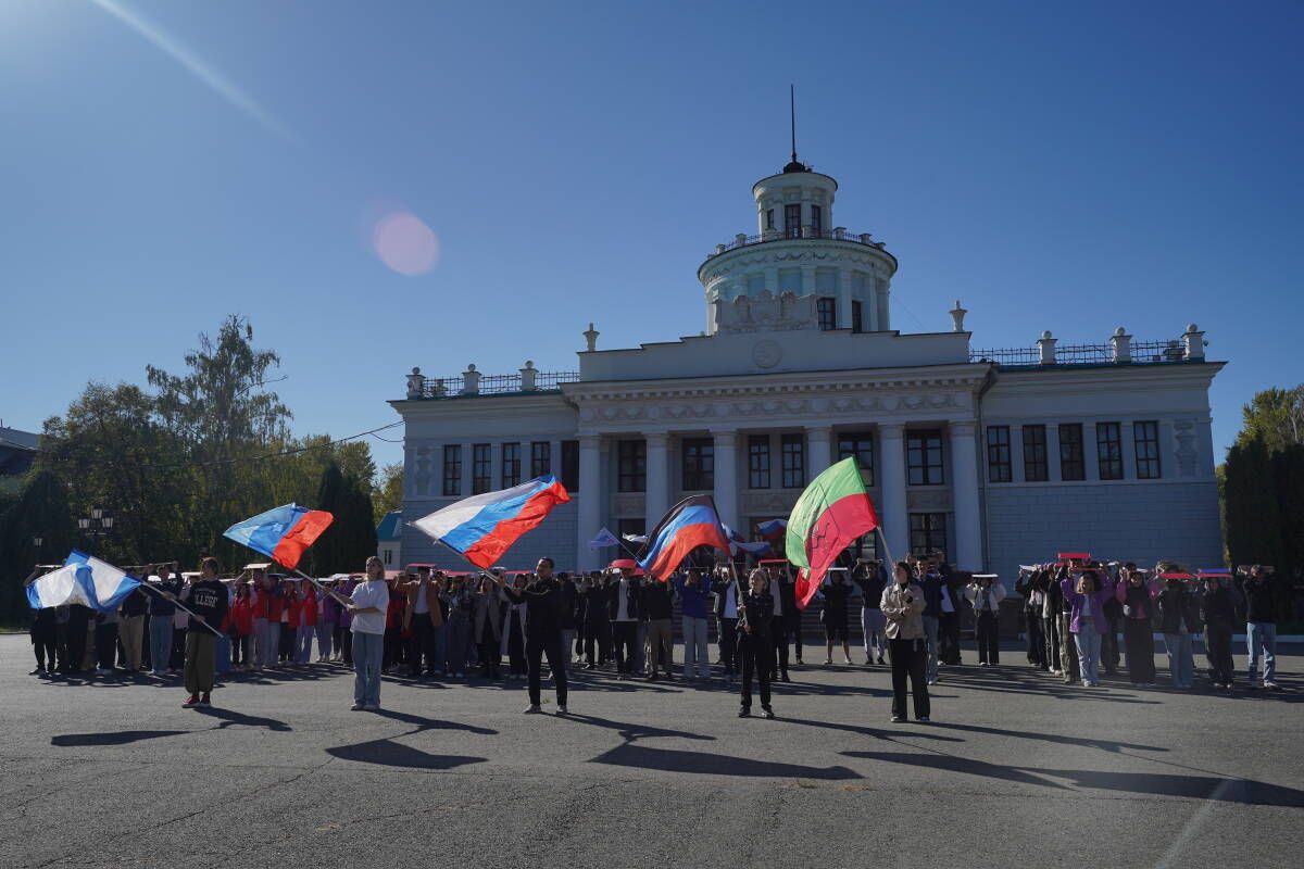 В Казани прошёл флешмоб ко Дню воссоединения новых регионов с Россией