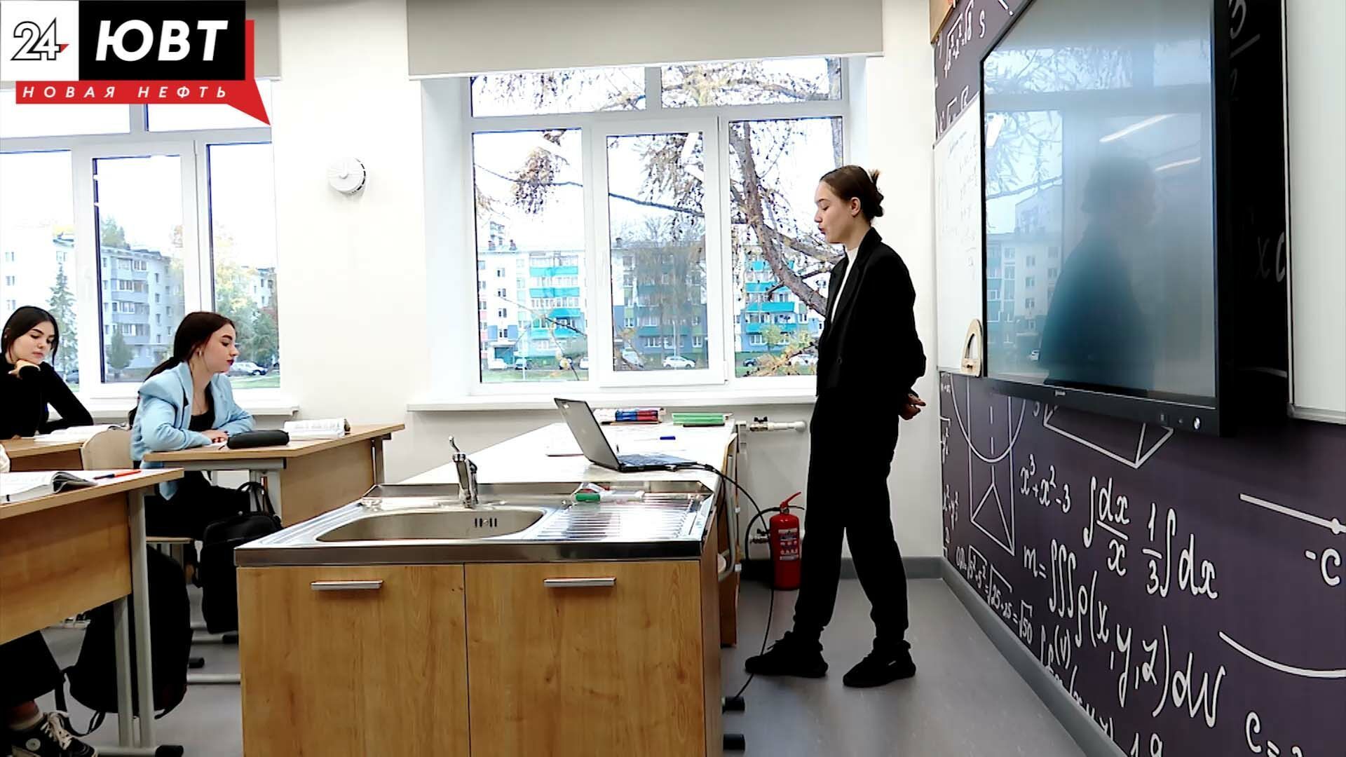 Депутат Госдумы предложил ввести ежегодные выплаты учителям на одежду