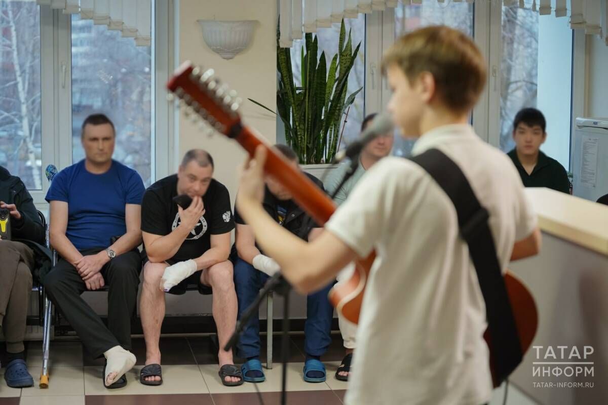 Школьник из Казани дал концерт для раненых бойцов в военном госпитале