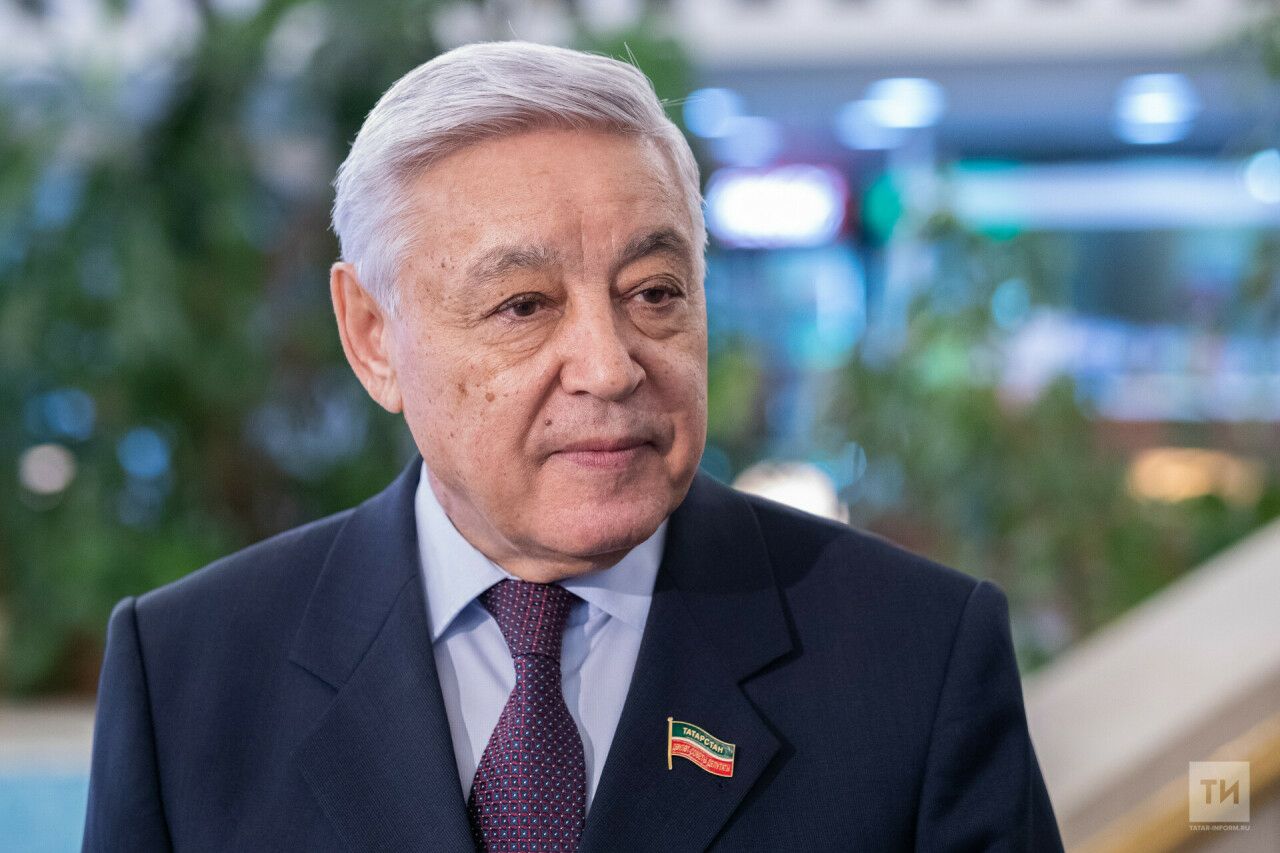 Фарид Мухаметшин поздравил татарстанцев с Днем Государственного флага республики