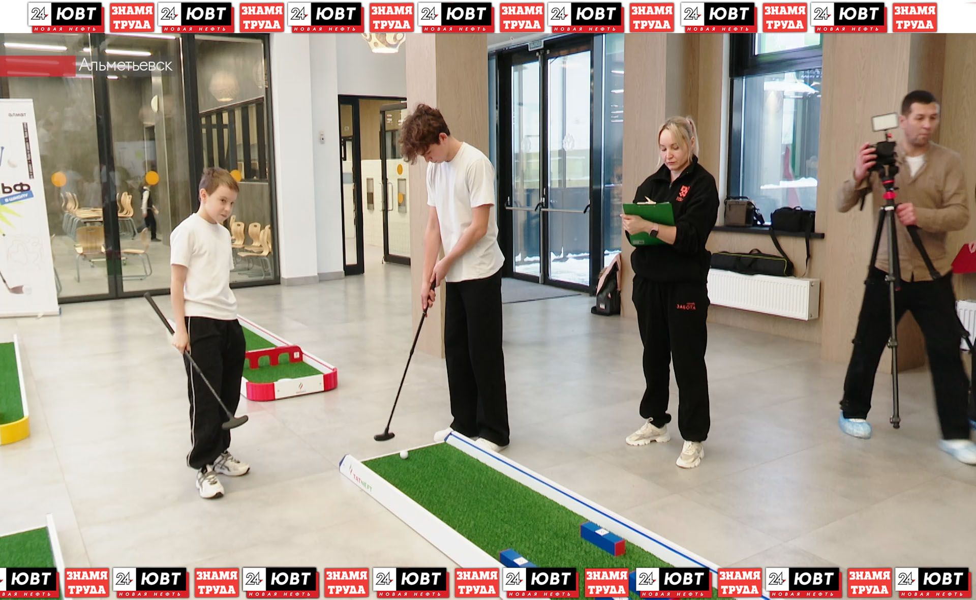 8 школ Альметьевска приняли участие в новогоднем турнире по мини-гольфу