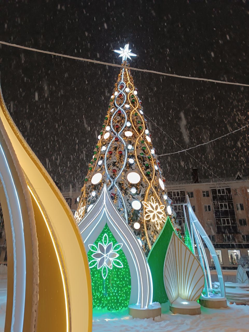 Рус Акташында Яңа ел чыршысын ачтылар
