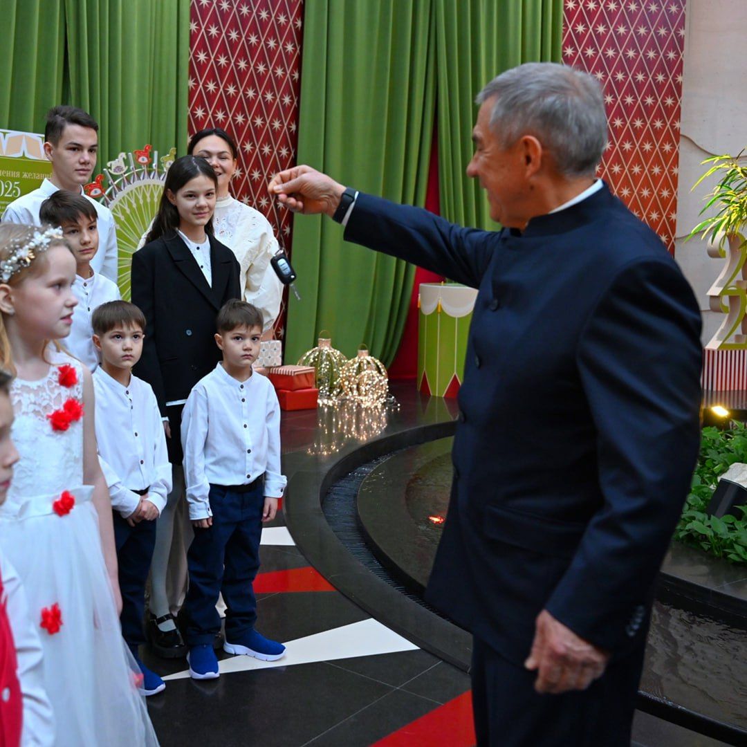 Две многодетные семьи из Альметьевска получили автомобили от раиса Татарстана