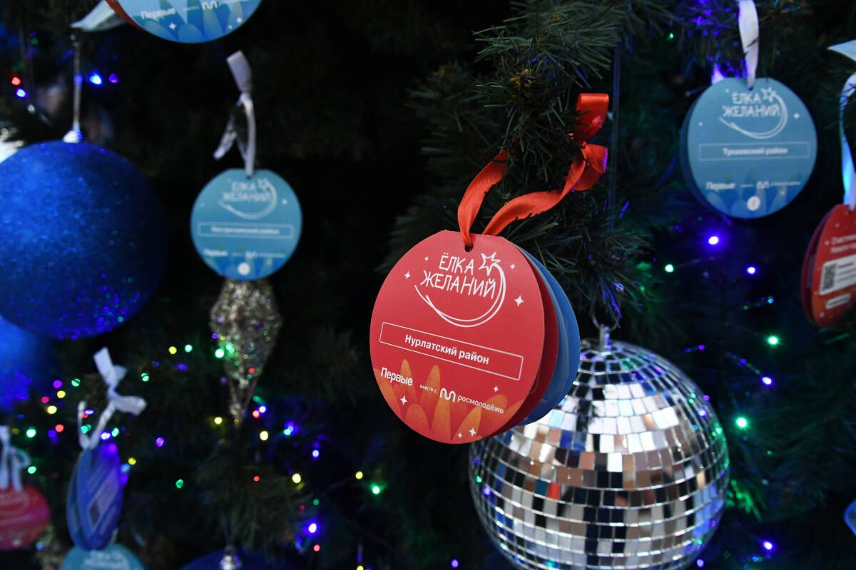 Рустам Минниханов исполнил новогодние желания детей из Татарстана и подшефных городов