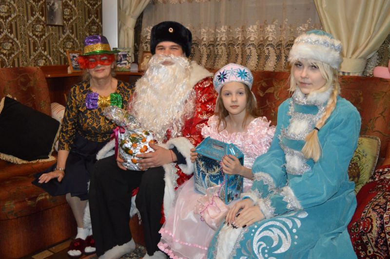 В Альметьевске «Полицейский Дед Мороз» навестил семьи, находящиеся в трудной жизненной ситуации