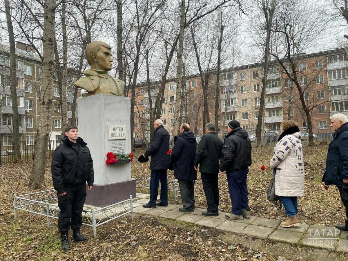 В Казани почтили память героя-дружинника Артема Айдинова