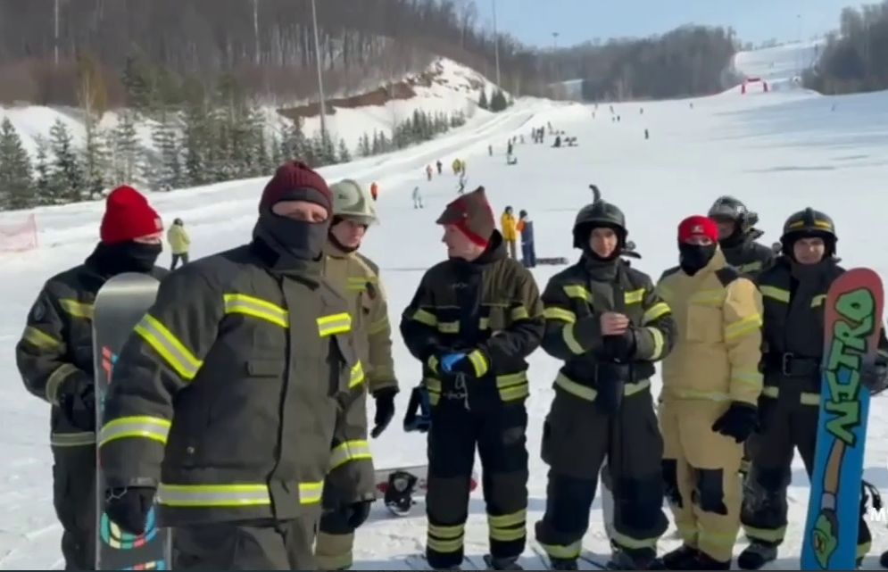 Пожарные МЧС устроили флешмоб на лыжах и сноубордах в Альметьевске