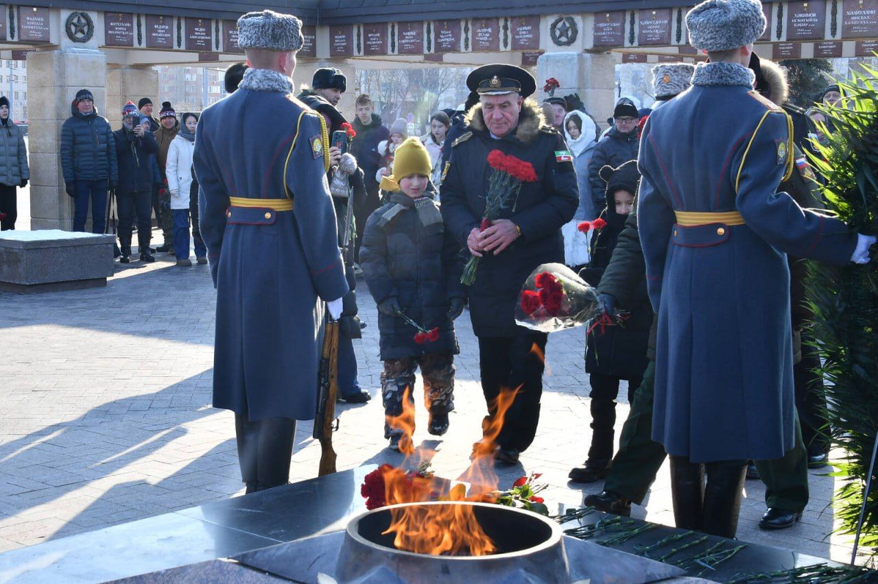 В Казани торжественно возложили цветы к Вечному огню