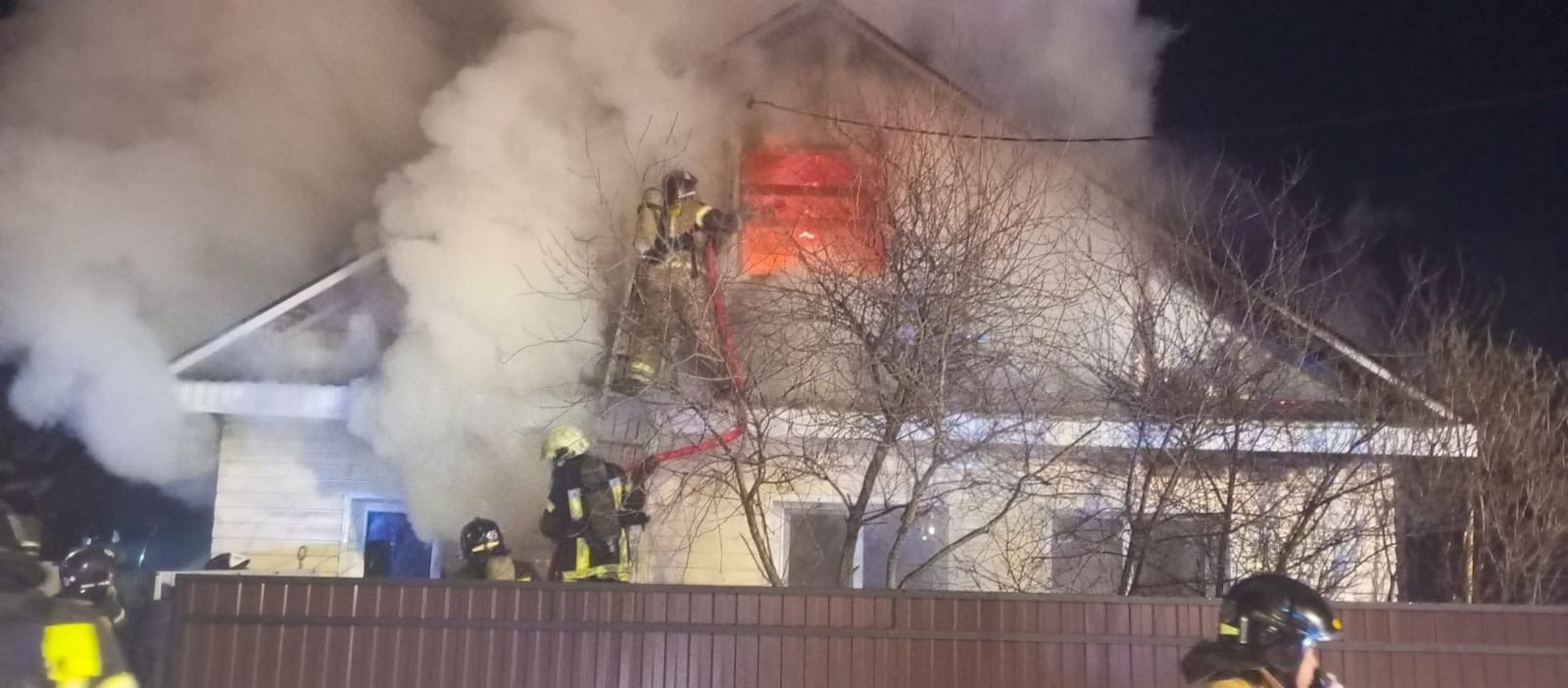 В Альметьевске горел частный дом