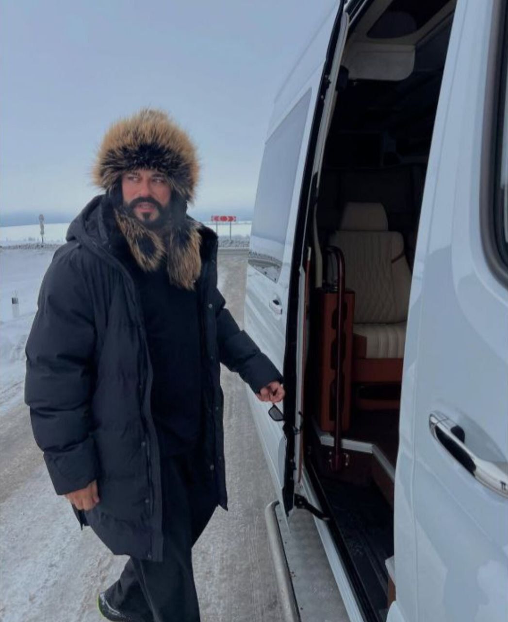 Бурак Озчивит прилетел в Россию