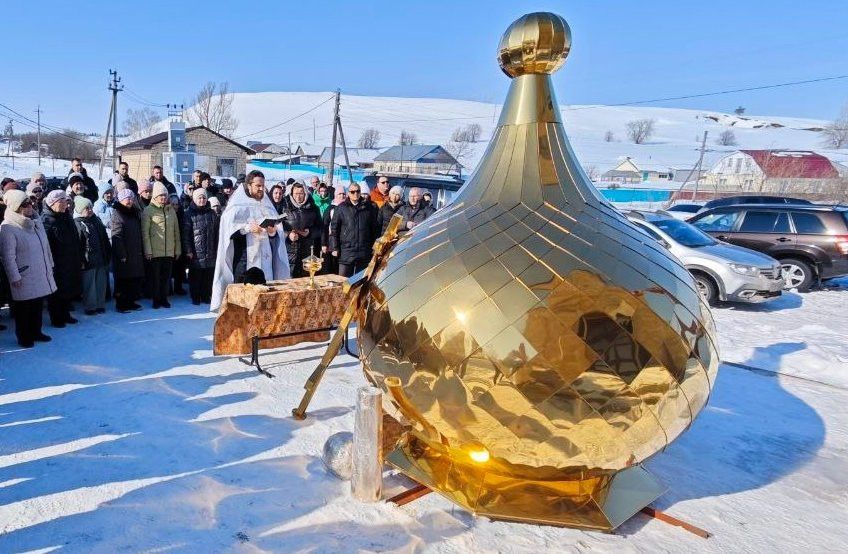 В селе Кузайкино освятили купола для восстанавливаемого храма