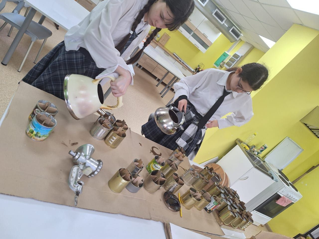 Альметьевские школьники изготовили партию окопных свечей