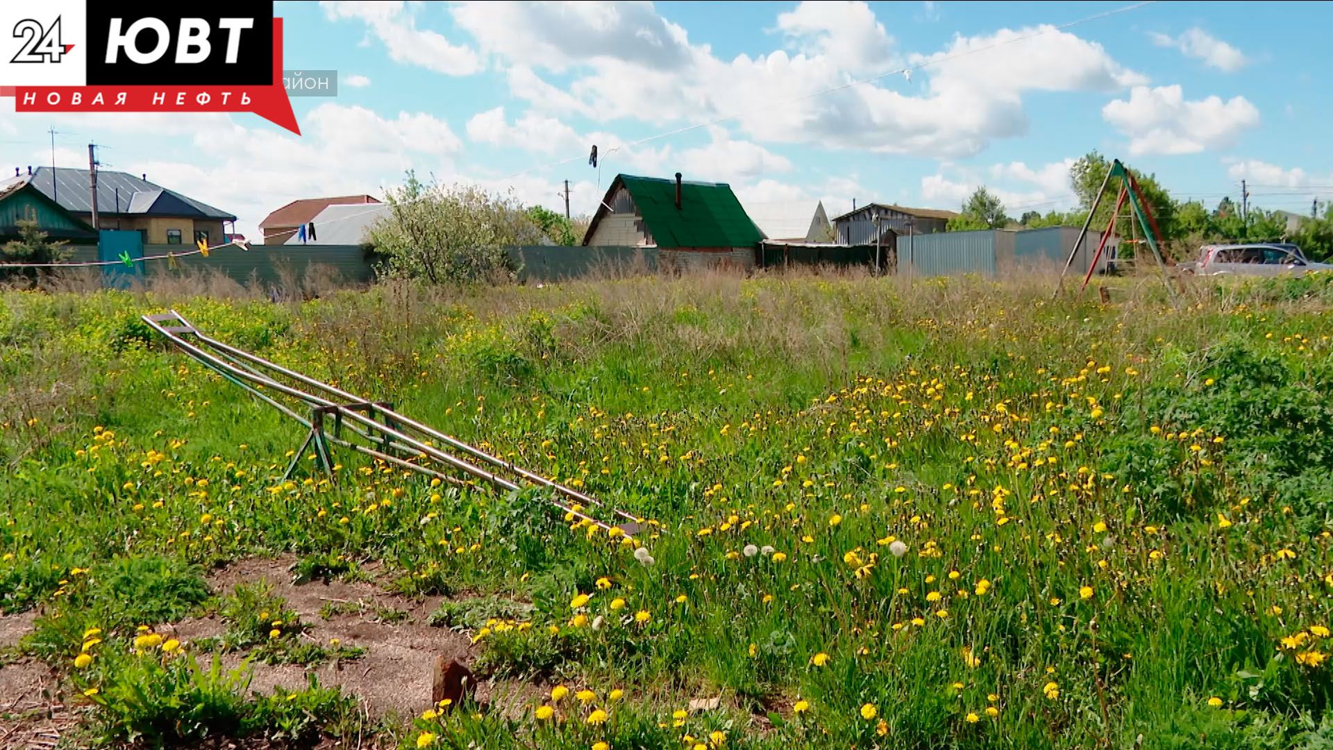 Трава поглотила детскую площадку в Нижней Мактаме