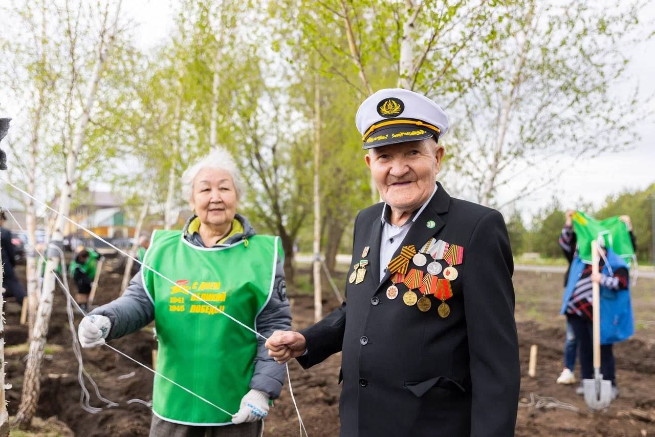 В Альметьевске в честь Юбилея Победы посадили 80 деревьев