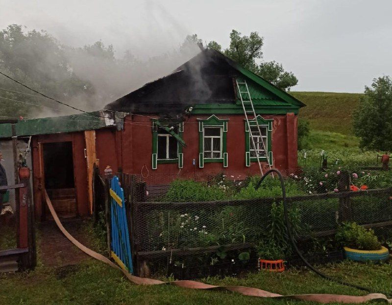 В Бугульминском районе загорелся дом