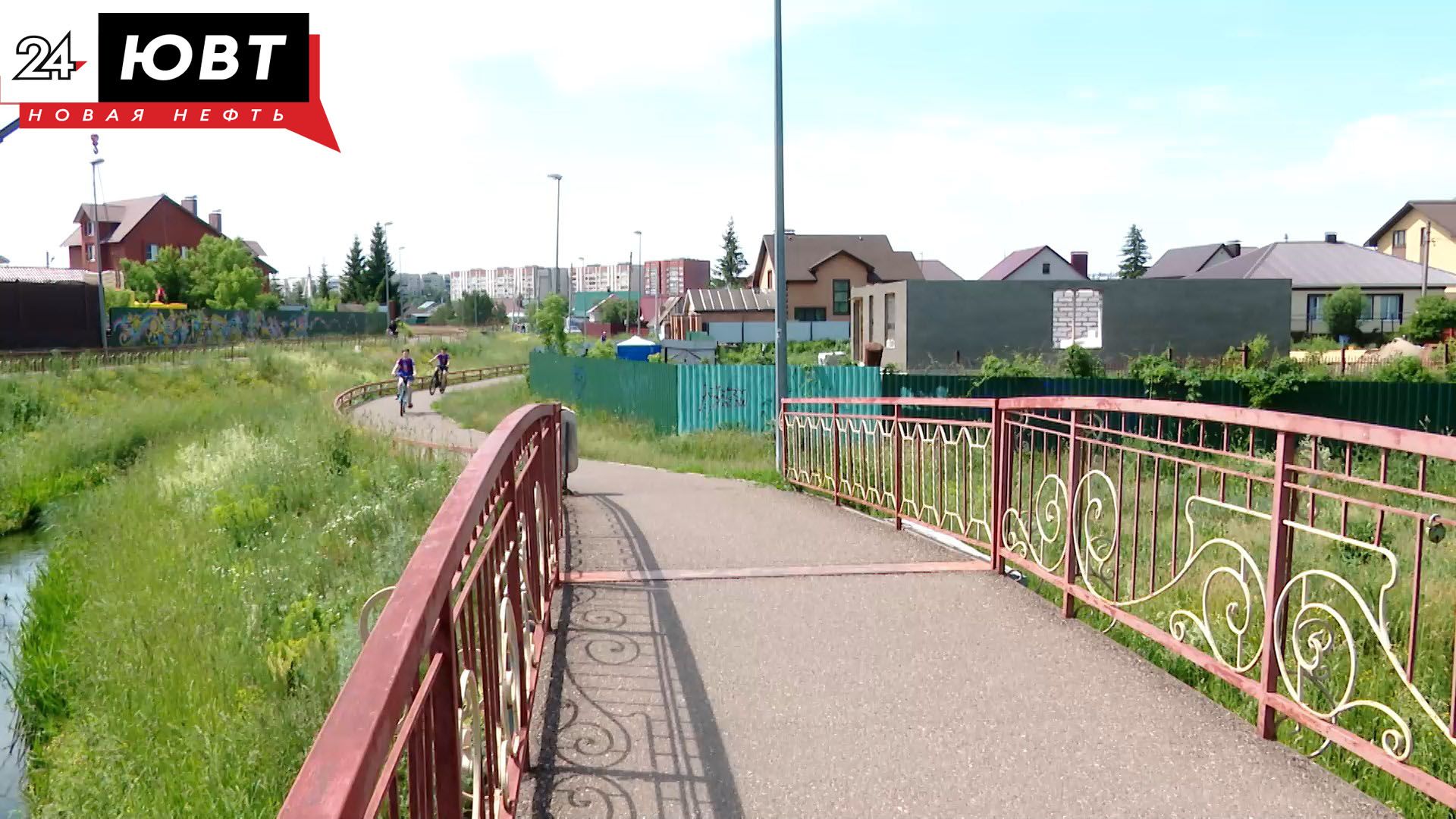 В Альметьевске обновляют оборудование на детских площадках