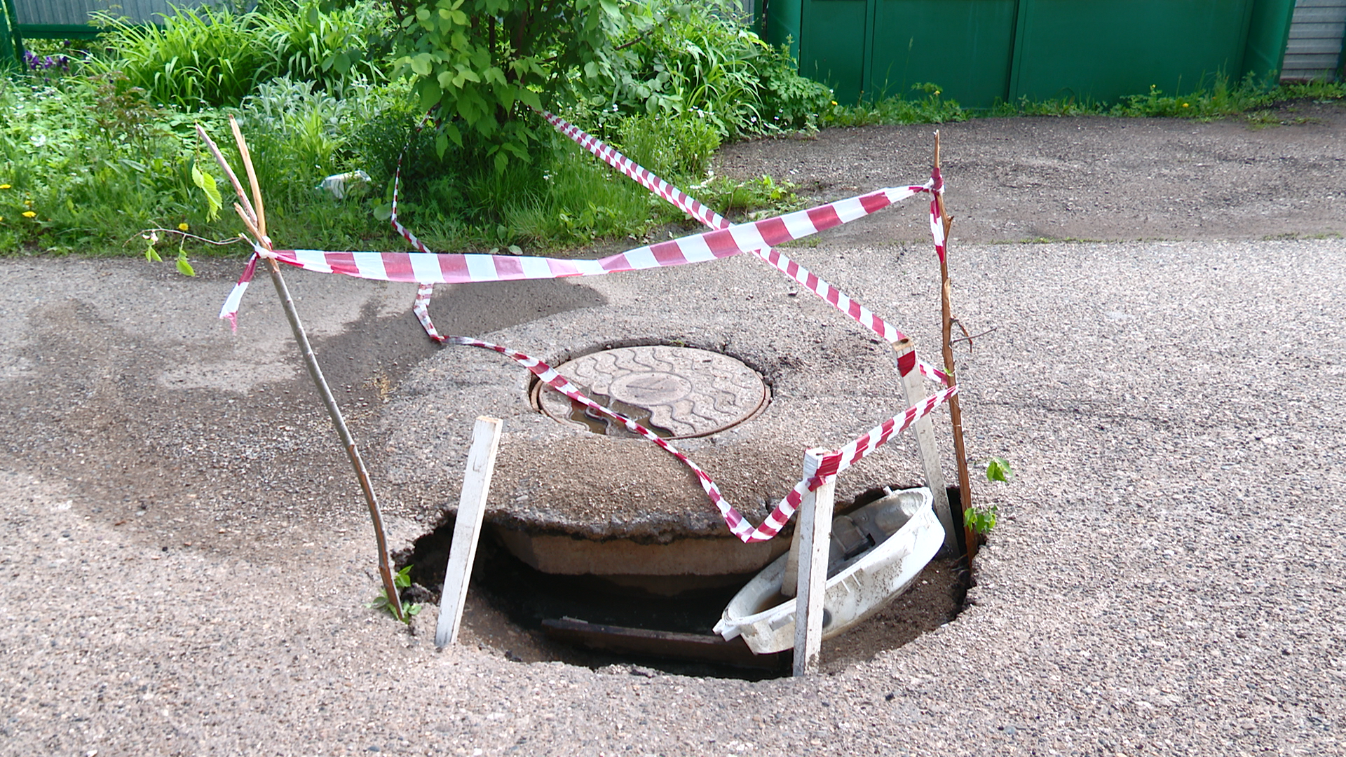 Жители Альметьевска жалуются на провалы асфальта