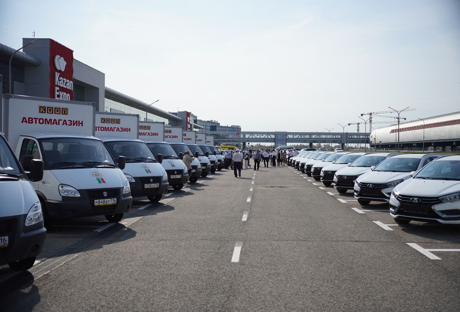 Рустам Минниханов в рамках выставки «Агроволга — 2025» передал специалистам АПК новые автомобили