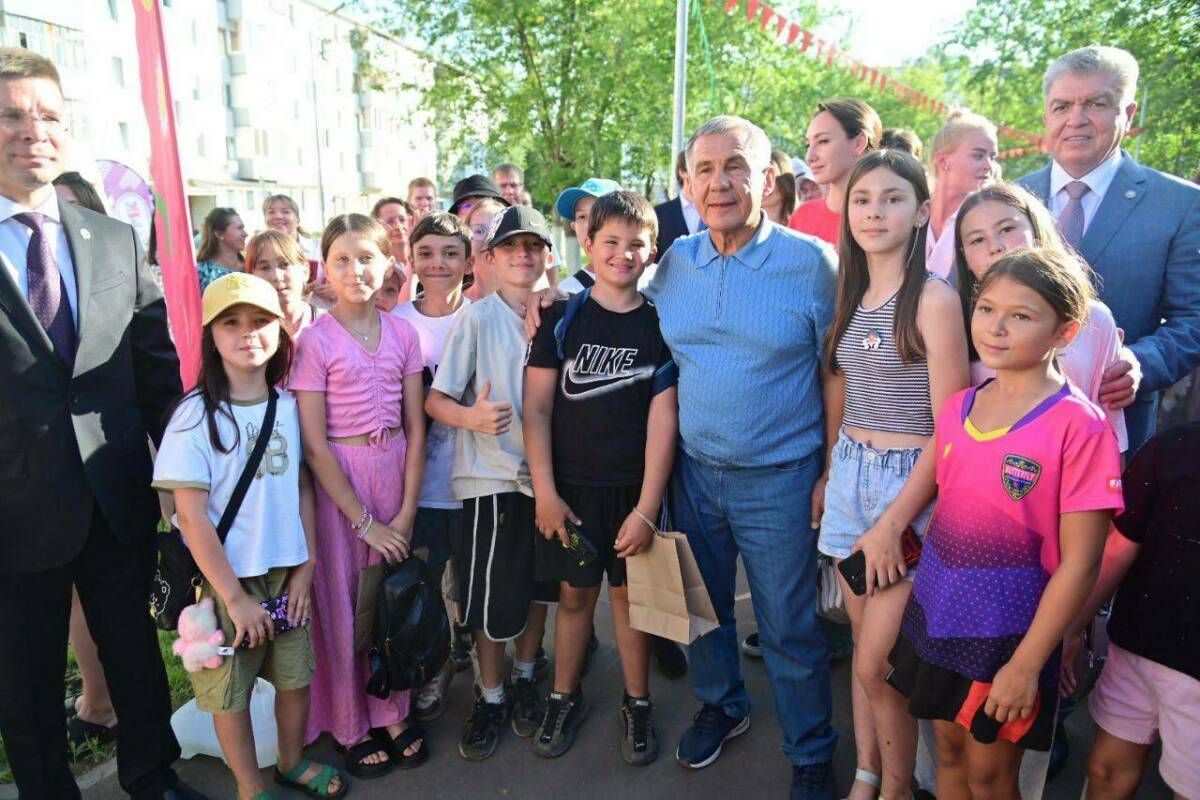 Минниханов посетил обновленный двор в Челнах